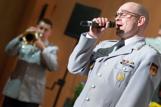 Begeisterten 2017 mit einem Michael Bublé-Arrangement: Stabsfeldwebel Micha Klappert am Mikrofon und Oberstabsfeldwebel Reinhard Meissner an der Trompete.