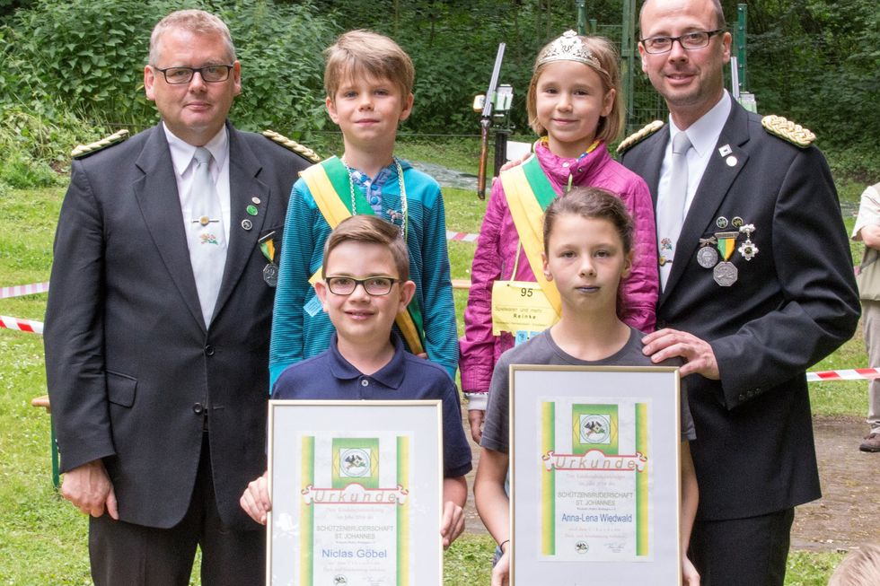 Brudermeister Thomas Gehrke (rechts) und sein Stellvertreter Martin Bertram mit dem alten und dem neuen Kinderkönigspaar: Vorne Niclas Göbel und Anna-Lena Wiedwald, hinten Oskar Brambring und Clara Kirsch de Fernandez.