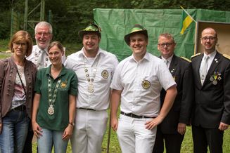 Das amtierende Königspaar und die amtierende Prinzessin des SSC gratulierten dem neuen Jungschützenkönig Christian Eder.