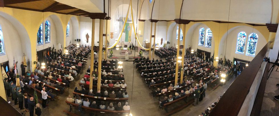 So wie hier beim Festkommers anlässlich des 200. Jubiläums 2018 sind die Wickeder Schützen es eigentlich auch sonntags anlässlich ihrer Schützenfeste gewohnt: Ein volles Kirchenschiff in St. Antonius ist in Anbetracht der Corona-Pandemie undenkbar. Die St.-Johannes-Bruderschaft lädt deshalb für diesen Sonntag zu einem Hochamt unter freiem HImmel in der Erbke ein.