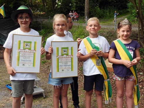 Altes und neues Kinderkönigspaar: Theo Gehrke und Mara Klotzbach mit Mattes Allary und Thea Büdenbänder.