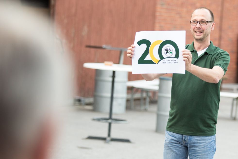 Brudermeister Thomas Gehrke präsentierte das Jubiläumslogo