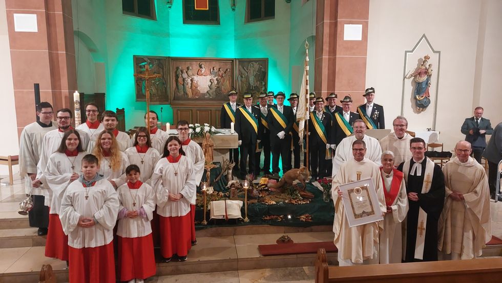 Gruppenfoto nach der Festmesse zum silbernen Priesterjubiläum von Pfarrer Hubert Werning, mit den Konzelebranten, einer Delegation der Schützenbruderschaft aus Wickede (Ruhr) und den Messdienern.