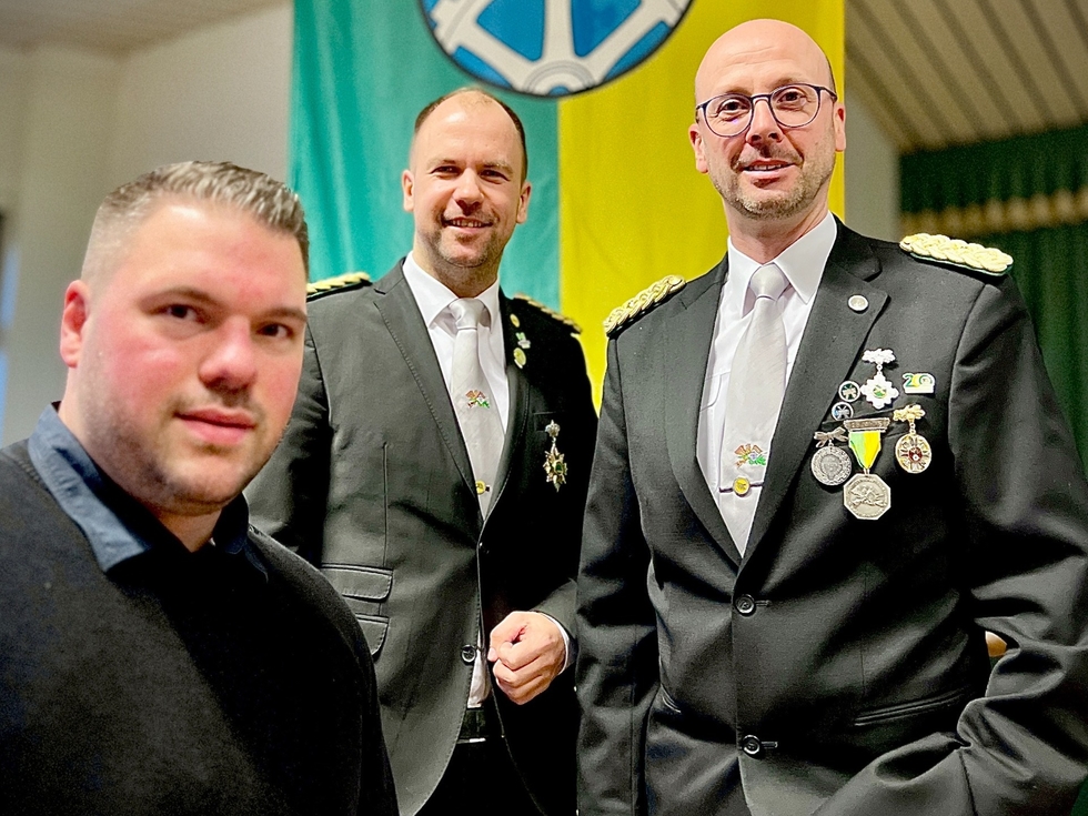 Brudermeister Thomas Gehrke (von rechts) und Vize Alexander Heine mit dem neuen Festwirt der Bruderschaft, Robin Kemper.