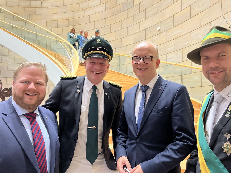 Der heimische Abgeordnete Heinrich Frieling (CDU, links) mit NRW-Landtagspräsident André Kuper (CDU, 2.v.r.), Wimberns Brudermeister Max Korte (2.v.l.) und Wickedes Zweitem Brudermeister, Alexander Heine.