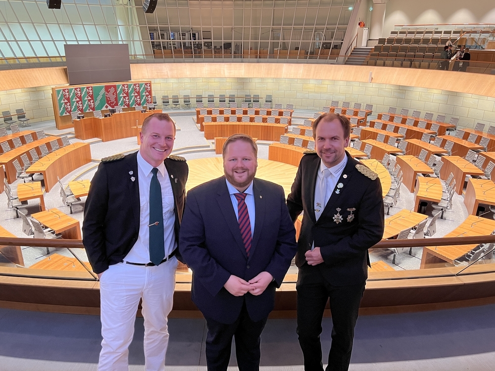 Der heimische CDU-Abgeordnete Heinrich Frieling gemeinsam mit Wimberns Brudermeister Max Korte (links) und dem Zweiten Brudermeister der St.-Johannes-Bruderschaft Wickede-Wiehagen, Alexander Heine (rechts) im Plenarsaal des Landtags in Düsseldorf.