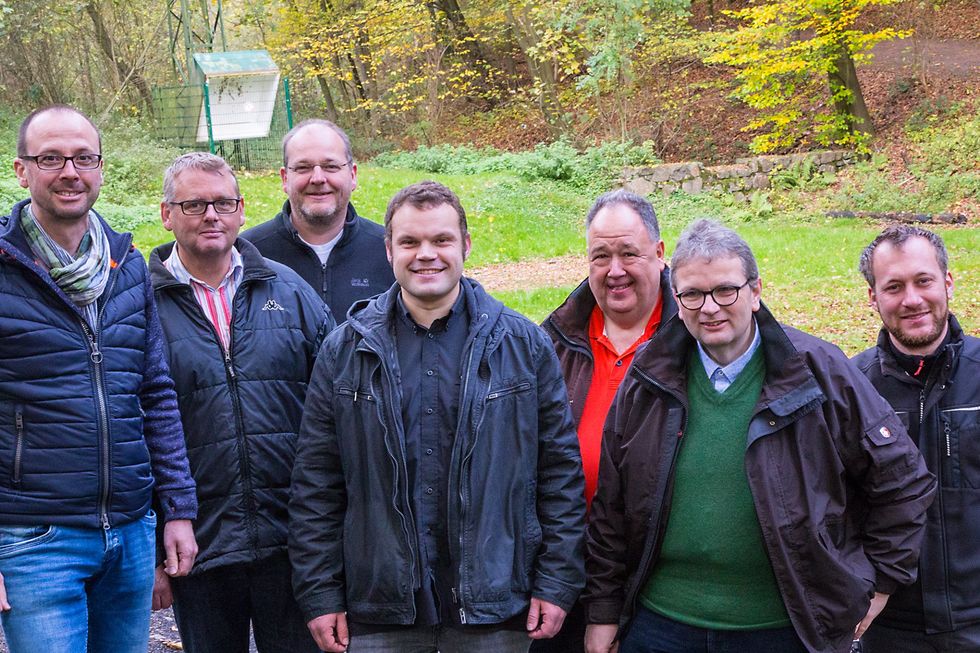 Sahen sich die örtlichen Gegebenheiten am Bürgerhaus und in der Erbke an (von links): Brudermeister Thomas Gehrke und sein Stellvertreter Martin Bertram, Kommandeur Andreas Wette, der neue Festwirt Michael Glöckner, Thomas Hau und Andreas Vogt von Getränke Vogt in Voßwinkel sowie Bieroffizier Dominik Stebbe.