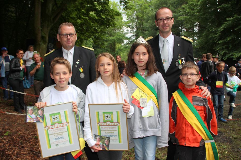 Vize-Brudermeister Martin Bertram und Brudermeister Thomas Gehrke mit dem alten und neuen Kinderkönigspaar (vorne von links): Fabian Bernitzki, Laura Bettermann, Lisa Marie Wiedwald und Niclas Göbel.