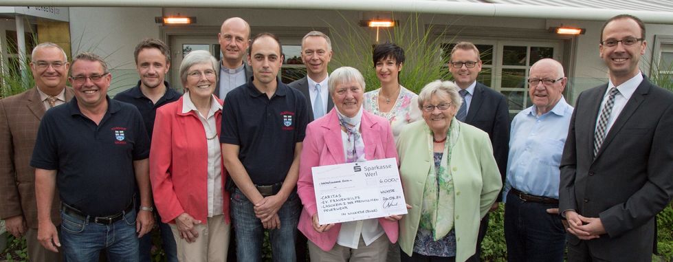 6000 Euro hat das Benefizkonzert mit dem Luftwaffenmusikkorps 3 aus Münster eingebracht. Jetzt überreichte die Schützenbruderschaft den Empfängern das Geld. 